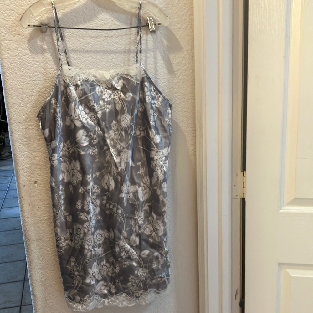 FINAL MARKDOWN Jaclyn smith chemise large
